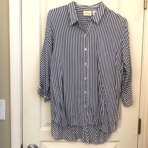 💗Super cute Chico size 2 high low button down blouse, Poly, Rayon blend. NWOT